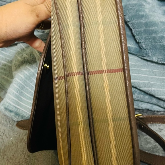 Burberrys sling bag  100% unthentic No bad smell No scratch No hardware stain - Picture 3 of 11